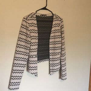 Maurices gray & black chevron pattern blazer